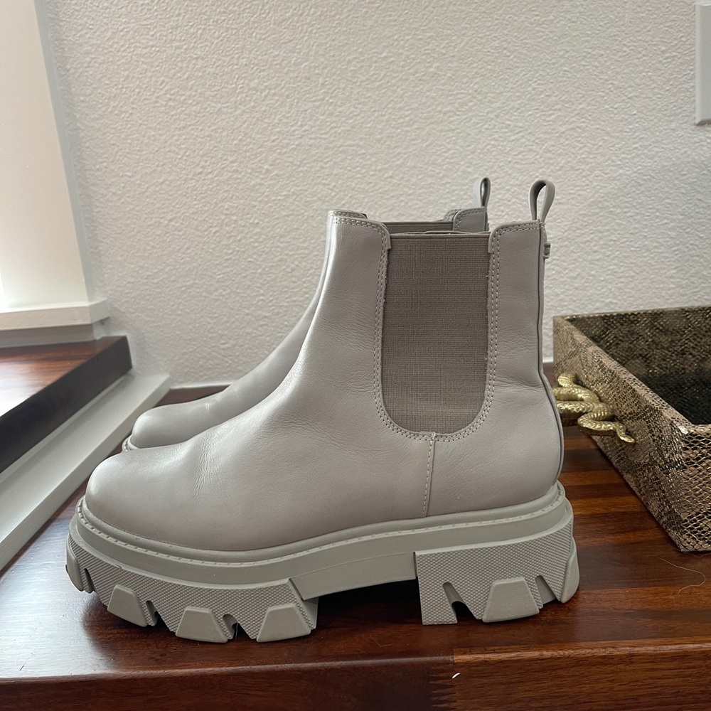 Sam Edelman Boots size 8